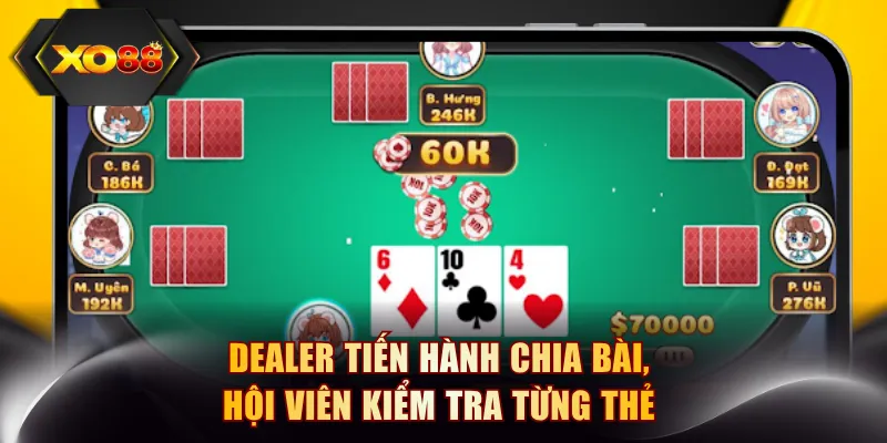 Dealer tiến hành chia bài, hội viên kiểm tra từng thẻ